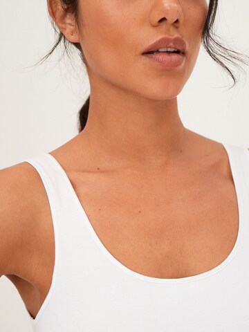 Next - Top en blanco