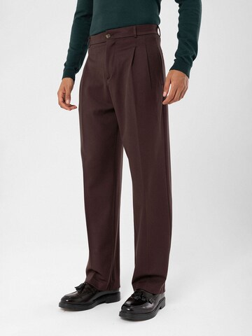 Regular Pantalon à pince Antioch en marron : devant