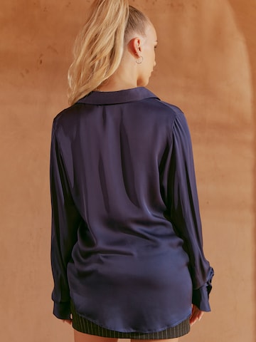 Ema Louise x ABOUT YOU Blouse 'Bianca' in Blauw