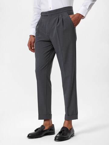 Antioch Tapered Bügelfaltenhose in Grau