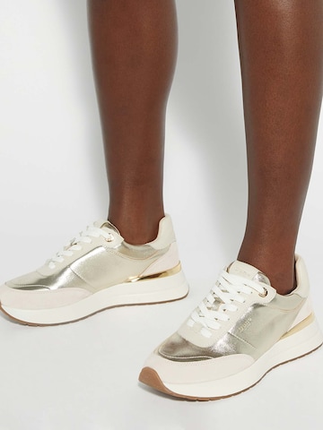 Dune LONDON Sneakers laag 'Emotion' in Goud