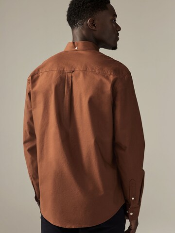 Next - Ajuste regular Camisa en marrón