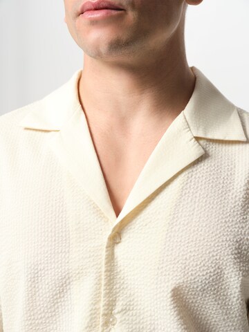 ABOUT YOU x Jaime Lorente - Regular Fit Camisa 'Nico' em branco