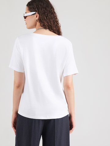 Tricou de la monari pe alb