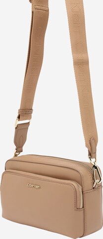 Borsa a tracolla di Calvin Klein in beige