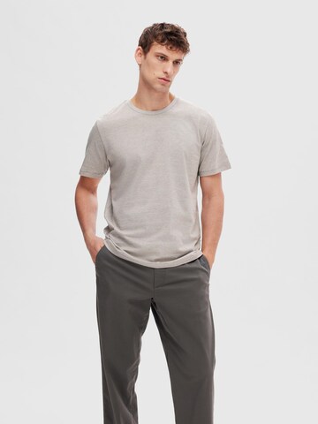 T-Shirt 'Aspen' SELECTED HOMME en gris : devant