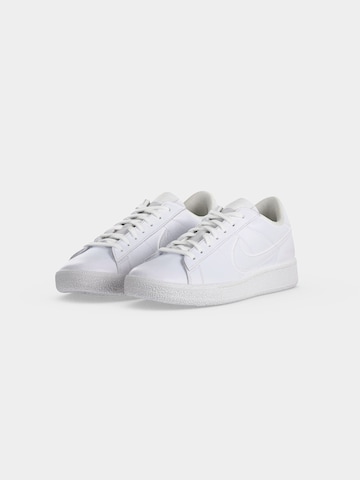 Baskets basses 'CLASSIC' Nike Sportswear en blanc