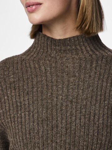 Pullover 'Tulle' di PIECES in marrone