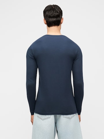 Maglietta di Lyle & Scott in blu: dietro