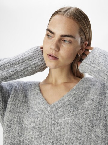 OBJECT Pullover i grå