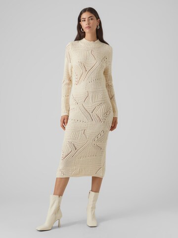 Robes en maille 'NELLA' VERO MODA en beige : devant