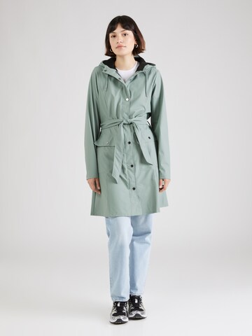 Cappotto funzionale di RAINS in verde: frontale