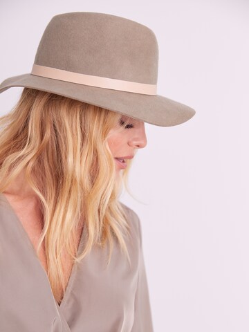 Cappello 'Valentina' di ABOUT YOU x Iconic by Tatiana Kucharova in beige