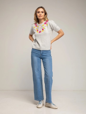 Tantra - Jersey 'Jersey de manga corta con flores bordadas y frunce en el hombro (GRIS)' en gris