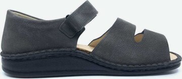 Finn Comfort Sandale in Grau