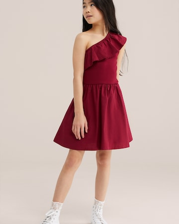 Rochie de la WE Fashion pe roșu
