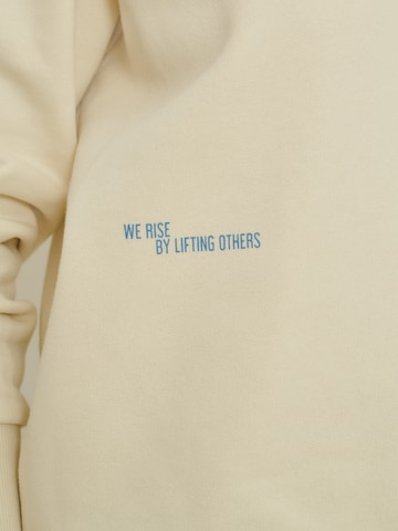 Sweat-shirt 'Talia' ABOUT YOU x Sofia Tsakiridou en blanc