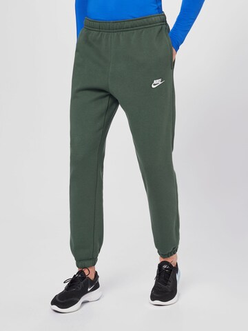 Nike Sportswear - Tapered Calças 'Club Fleece' em verde: frente