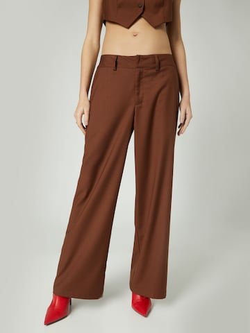 Bella x ABOUT YOU Wide leg Pleated Pants 'Dion' in Brown: front