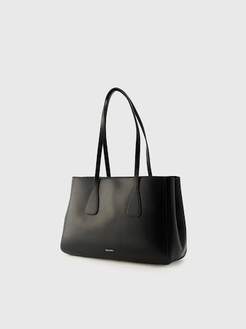 Calvin Klein Štandardný strih Kabelka na rameno - Čierna