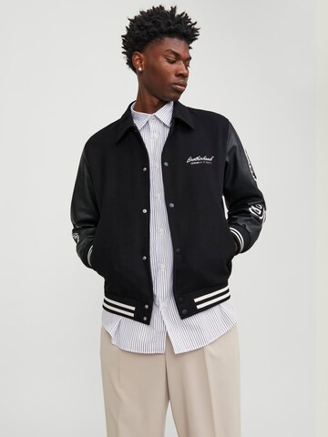 JACK & JONES Overgangsjakke 'Varsity' i sort: forside