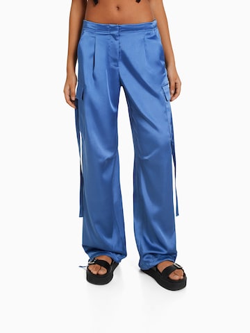 Effilé Pantalon cargo Bershka en bleu : devant