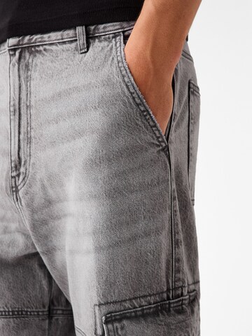 Bershka Loose fit Cargo jeans in Grey