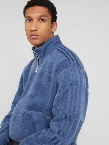 ADIDAS ORIGINALS Sweatshirt 'Premium Essentials+' i blå