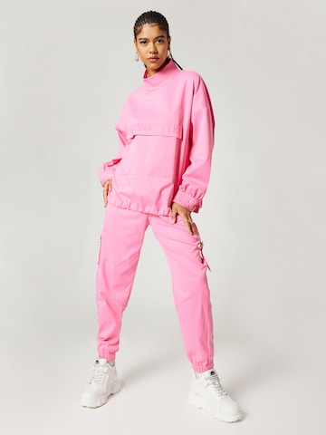 Hoermanseder x About You Tapered Hose 'Elena' in Pink