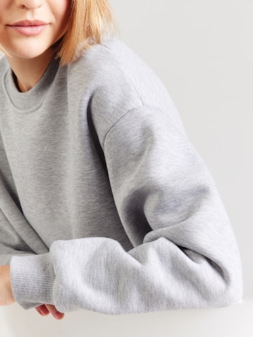 ABOUT YOU Sweatshirt 'Ina' in Grau