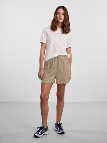 Loosefit Pantaloni 'Stina' di PIECES in beige