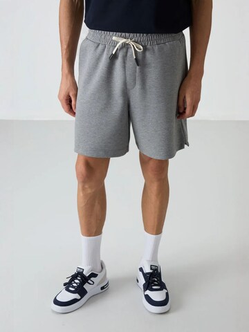 Tommy Life Regular Shorts in Grau: Vorderseite
