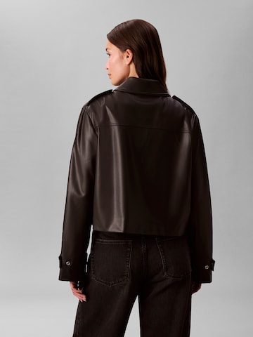 Calvin Klein Jeans Välikausitakki värissä musta