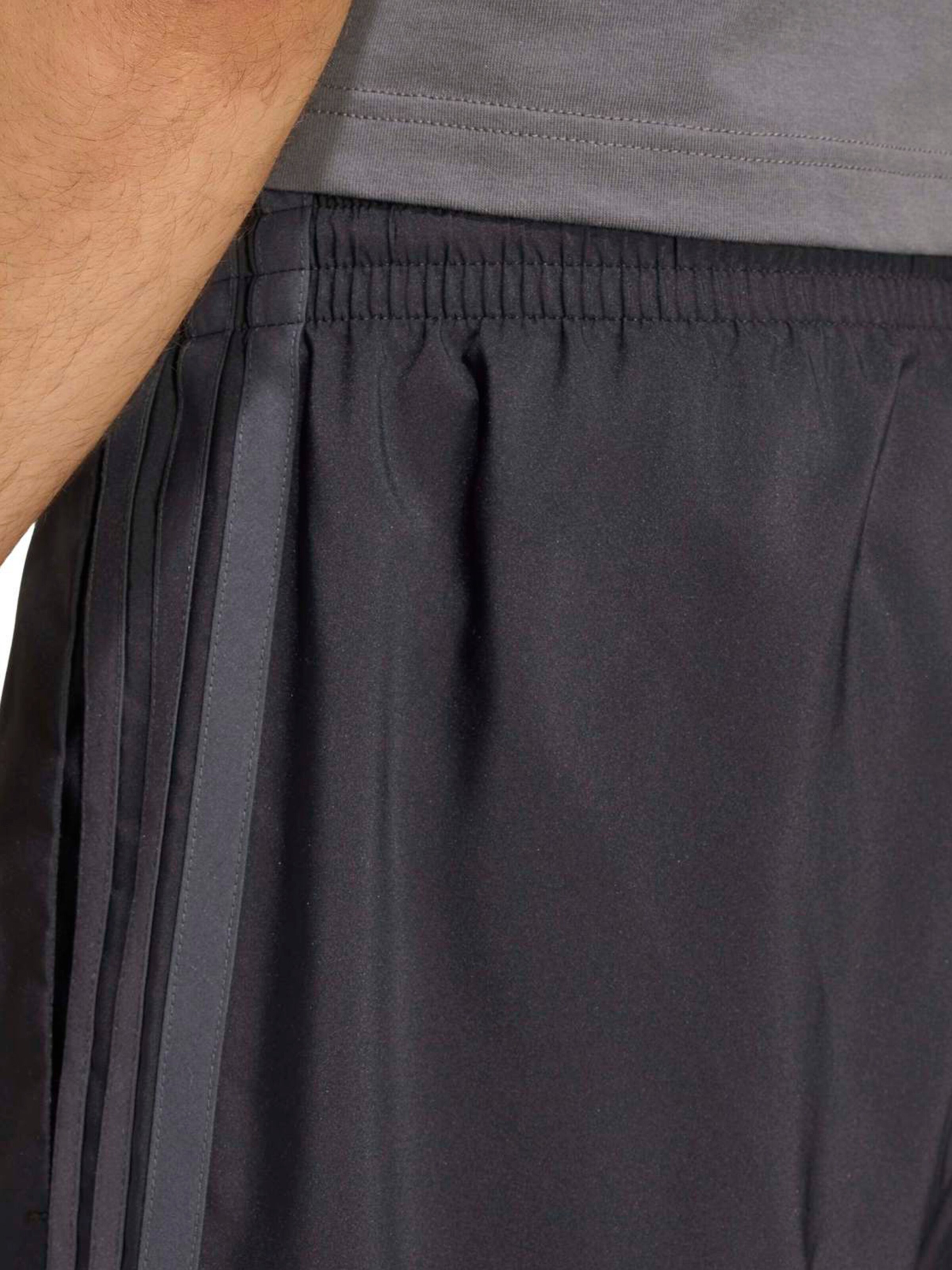 ADIDAS SPORTSWEAR Lużny krój Spodnie sportowe 'Essentials Chelsea Lite' w kolorze czarny