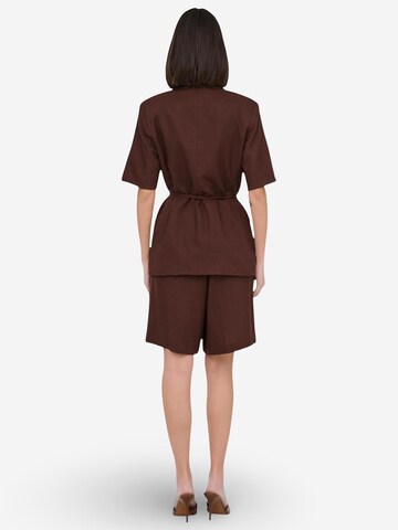 Blazer 'Jdynaomi Linen S/S Belt Blazer Tlr 15373938' di Jaqueline de Yong in marrone