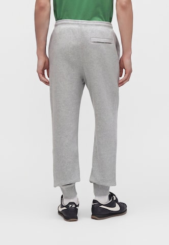 Nike Sportswear Tapered Nadrág 'CLUB' - szürke