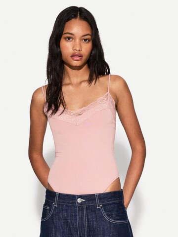 Tricou body de la Bershka pe roz: față