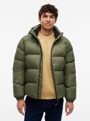Tommy Jeans Зимняя куртка 'Essential' в Зеленый: спереди