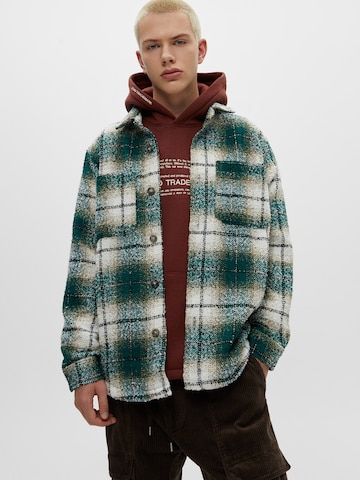 Geacă de primăvară-toamnă de la Pull&Bear pe verde: față