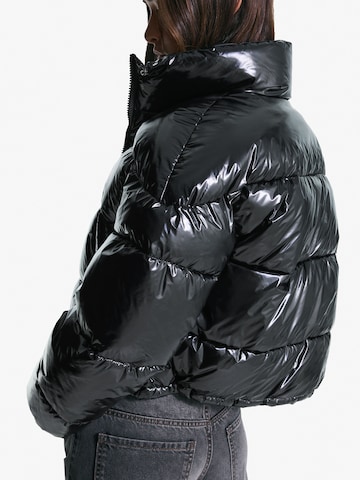 Geacă de iarnă de la Bershka pe negru