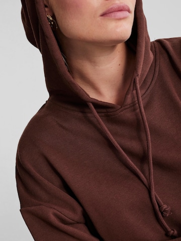 PIECES Sweatshirt 'Chilli' in Braun