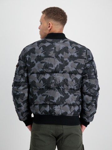 ALPHA INDUSTRIES Overgangsjakke 'Camo' i grå