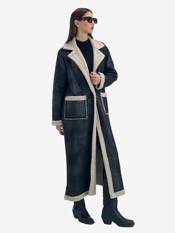 Elara Janker in Schwarz