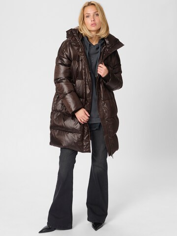 My Essential Wardrobe Talvemantel 'GlossyMW', värv pruun: eest vaates