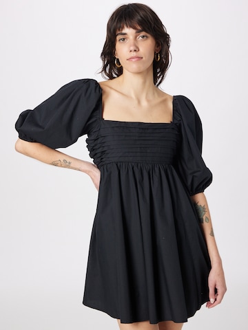 Rochie de la Abercrombie & Fitch pe negru: față