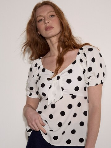 Apricot Polka Dot Tie Front Top ' ' in Weiß