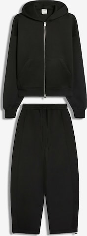 Trening de la Bershka pe negru: față