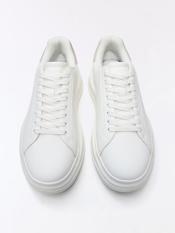 Bershka Trampki niskie 'TALON ARENA' w kolorze biały