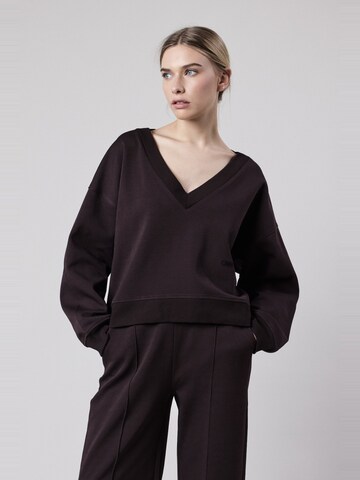 Sweat-shirt 'Felpa Scollo a V Loose Fit in Interlock Wood' OWN Off With Nature en marron : devant