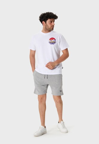 Oldskull T-Shirt 'Wrldvibe Explore The Wild' in Weiß